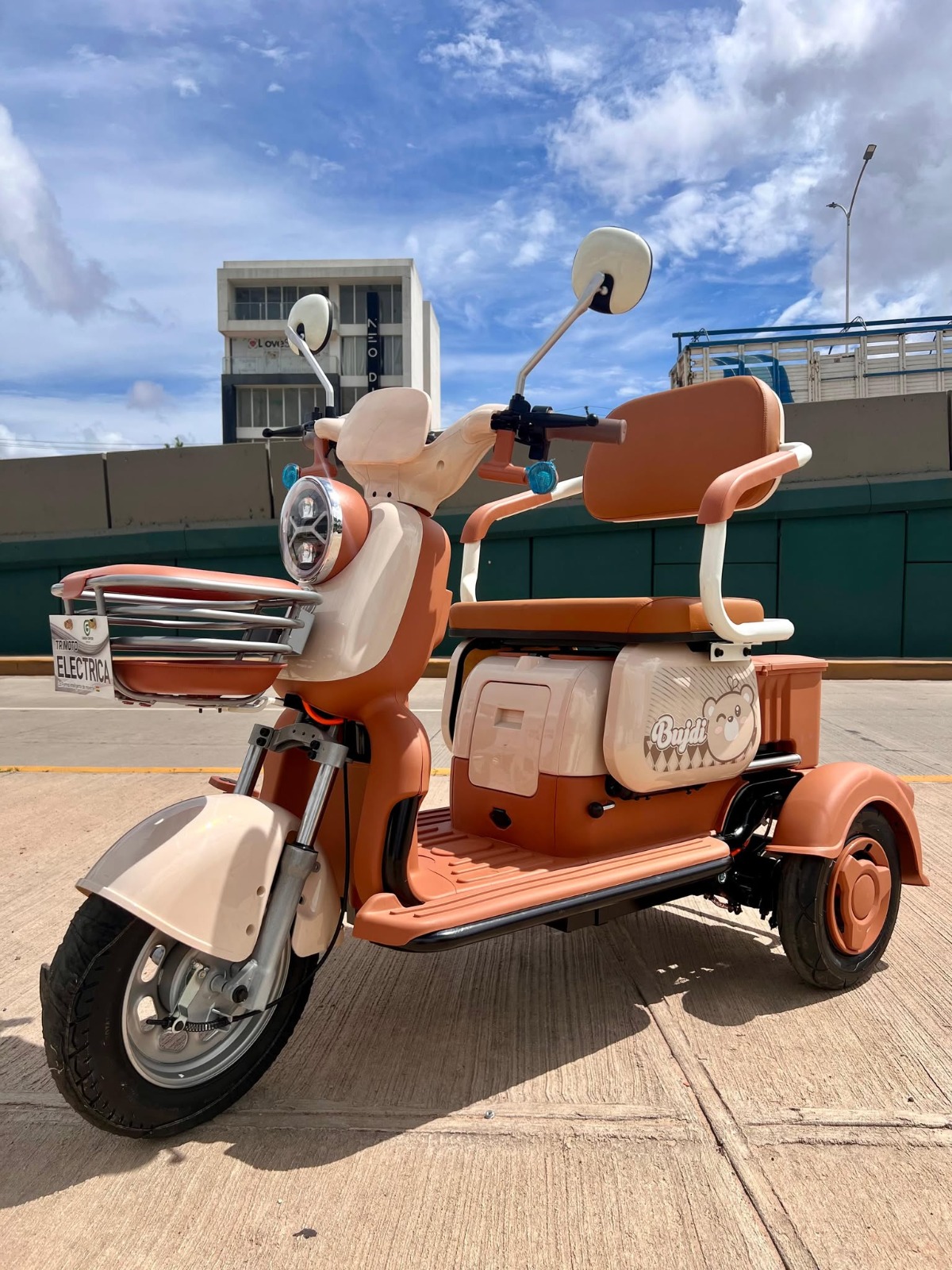 Trimoto eléctrica con asientos confort